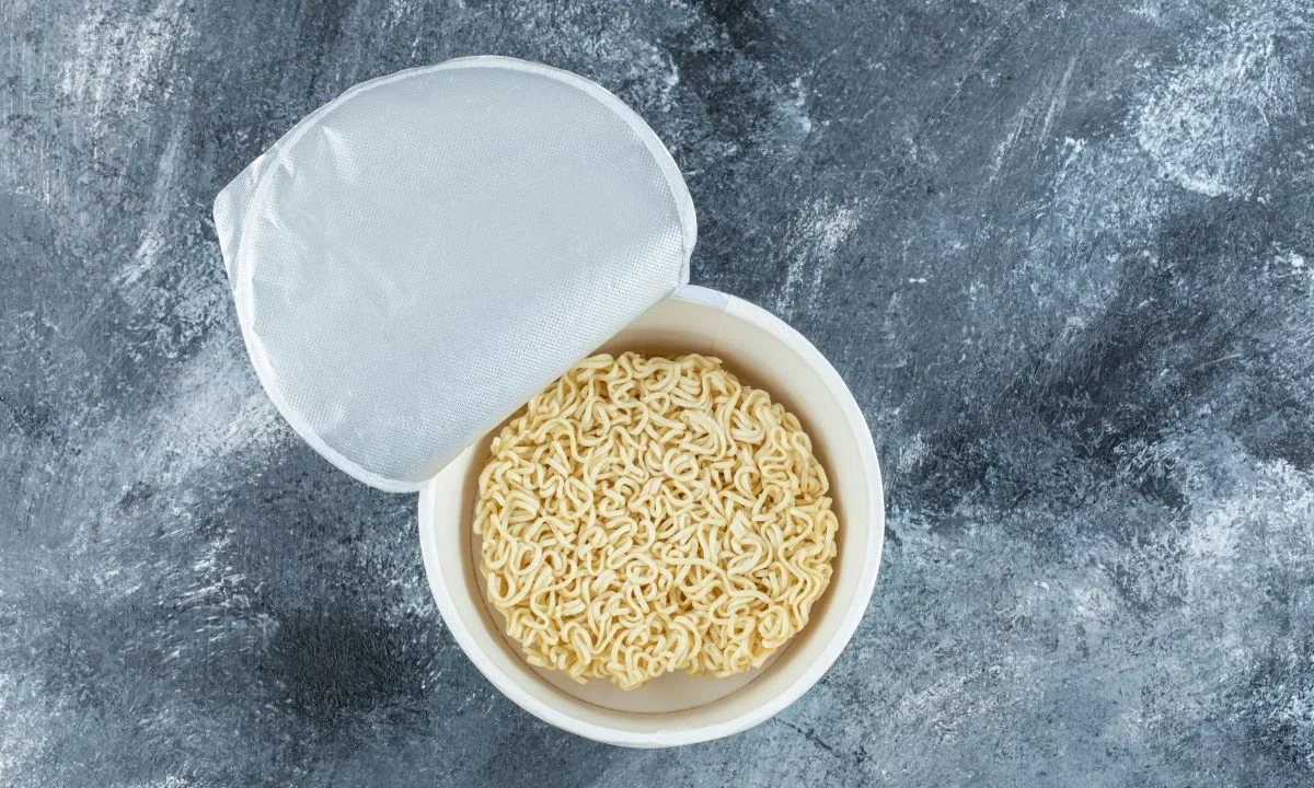 En su ultimo estudio de calidad, la Profeco develó el misterio sobre si las sopas instantáneas están hechas de plástico. Aquí te contamos.