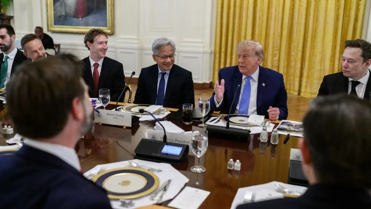 Los líderes de la IA acordaron este martes autorregularse a la hora de desarrollar sus modelos tras reunirse con Trump en la Casa Blanca.