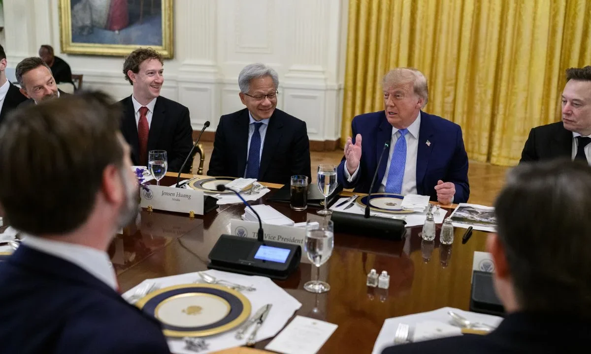 Los líderes de la IA acordaron este martes autorregularse a la hora de desarrollar sus modelos tras reunirse con Trump en la Casa Blanca.