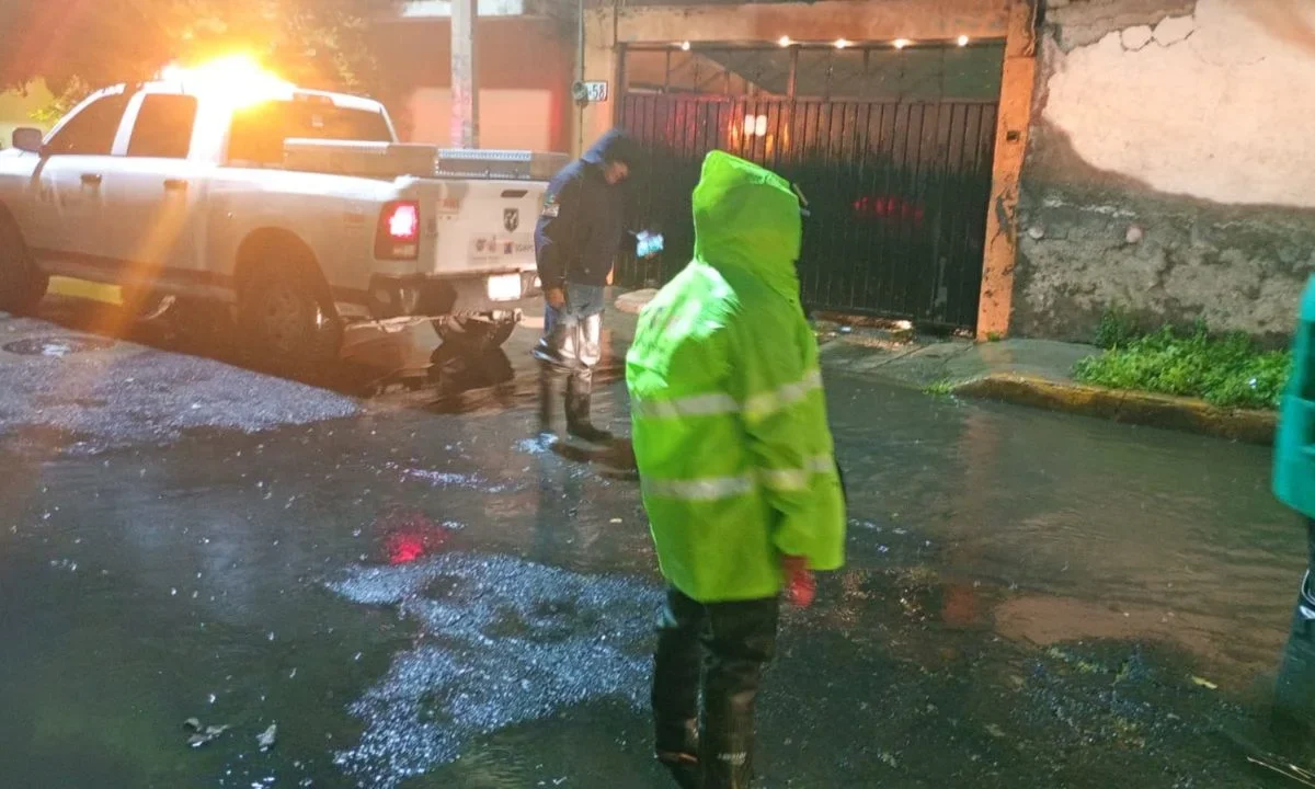 La SGIRPC atendió varios reportes de encharcamientos en la colonia Cerro de la Estrella en Iztapalapa tras la lluvia de este sábado.