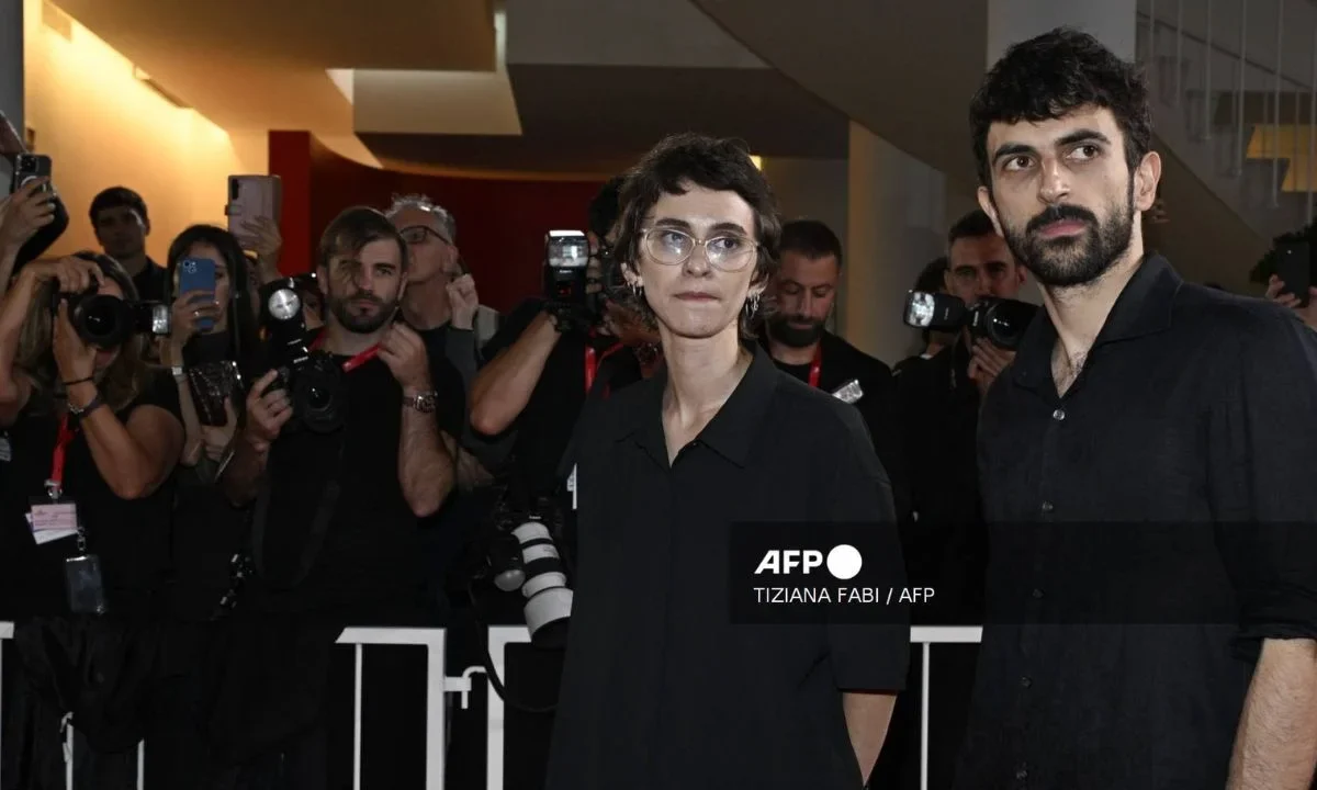 El documental 'NAZA', sobre las matanzas de civiles palestinos en la Franja de Gaza, recibió ovación de 24.5 minutos, en La Mostra.