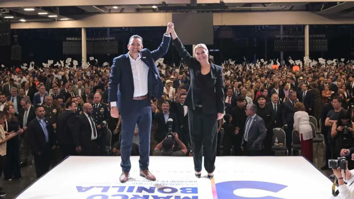 Maru Campos acompaña al alcalde de Chihuahua en su quinto informe de Gobierno.