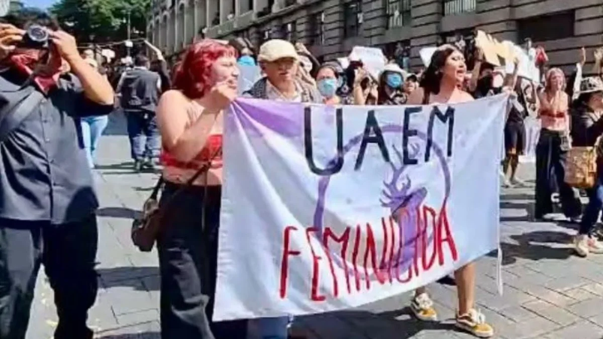 Estudiantes de la UAEM se manifestaron durante el desfile cívico-militar en Cuernavaca, exigen justicia para la española Claudia Tacoronte.