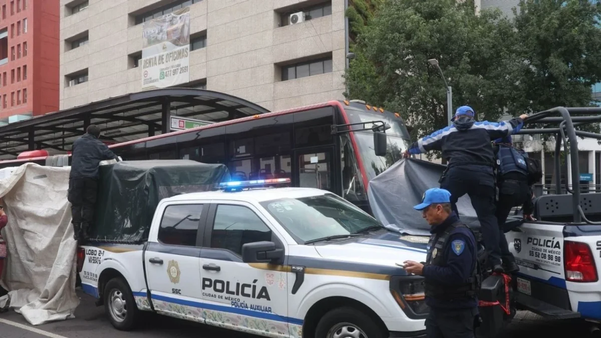Una mujer de aproximadamente 30 años murió luego de que una unidad de la Línea 3 del Metrobús la arrollara frente a la estación Balderas.  