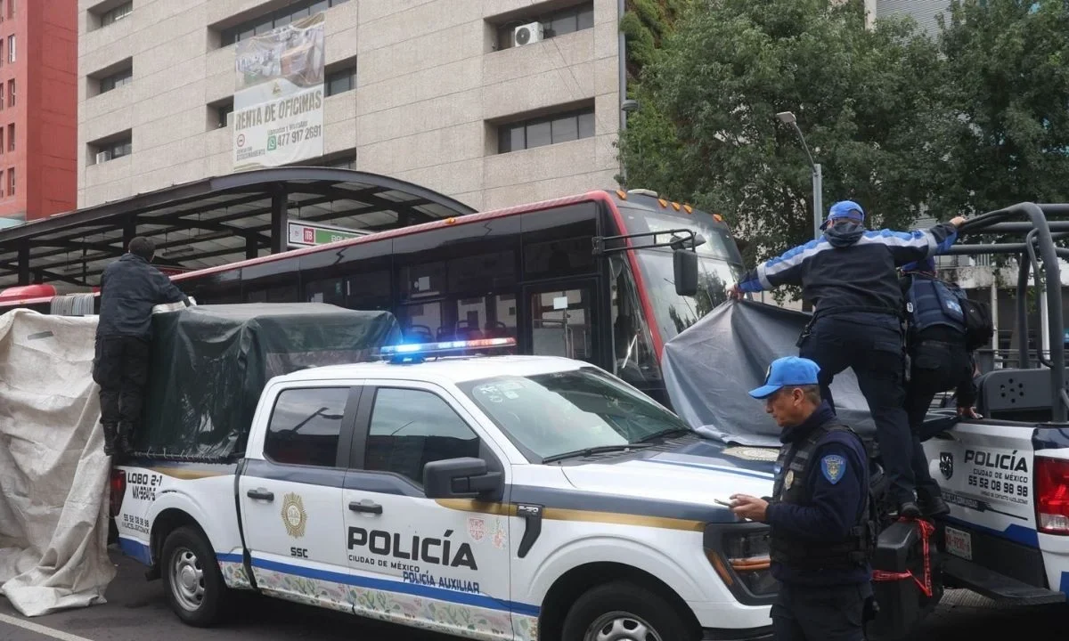Una mujer de aproximadamente 30 años murió luego de que una unidad de la Línea 3 del Metrobús la arrollara frente a la estación Balderas.  