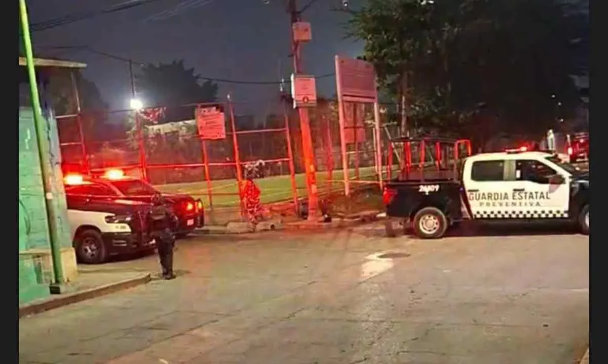 Muere niño mientras jugaba en una cancha de futbol; fue alcanzado por una bala tras un ataque directo contra un grupo de personas.