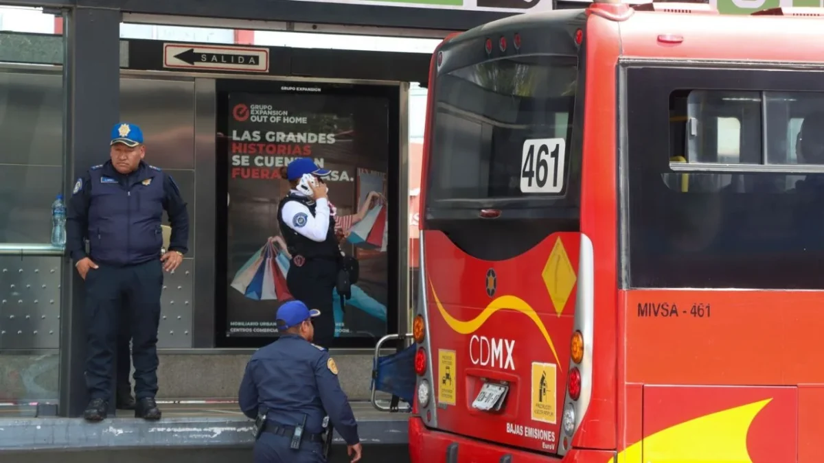 Una mujer de aproximadamente 40 años murió cuando una unidad de la Línea 3 del Metrobús la arrolló a la altura de la estación Coltongo.