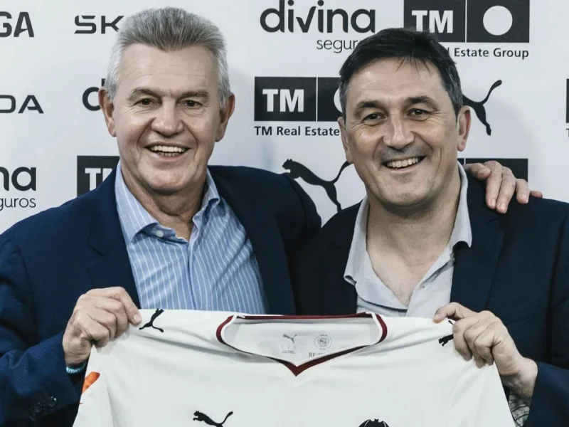 'No se le puede decir que no al Valencia', señaló Javier Aguirre al llegar a España