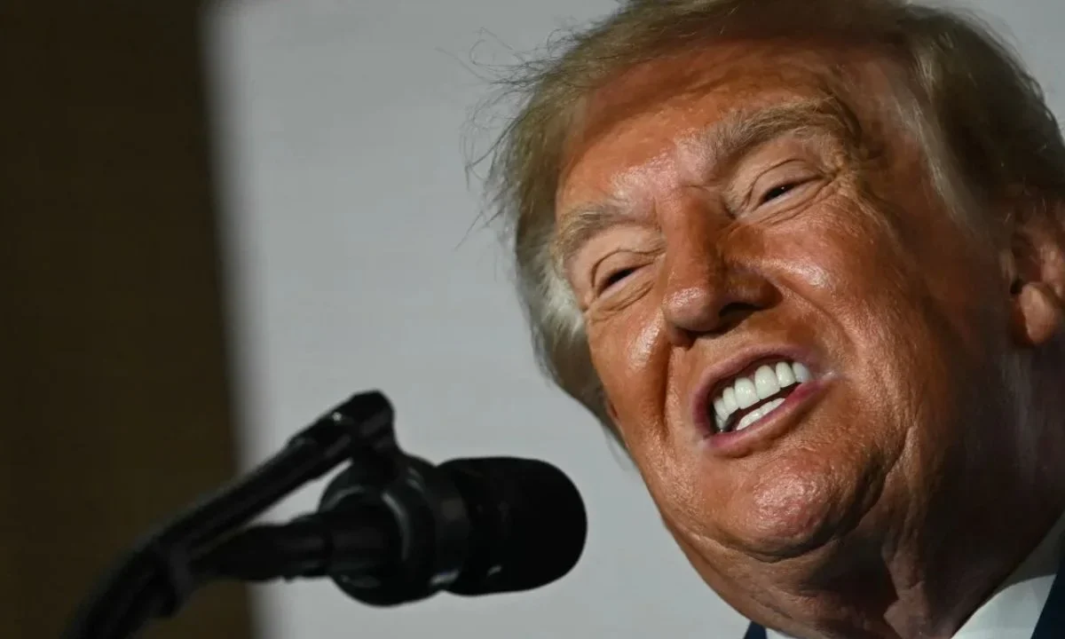 El presidente Donald Trump presentó esta semana un chatbot de inteligencia artificial (IA), al que calificó como 'condenadamente bueno'.