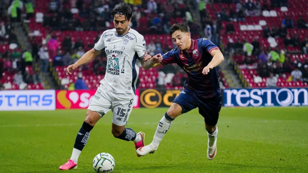 En la cancha del Estadio Banorte, mojada por la fuerte lluvia que azotó la Ciudad de México este viernes, Pachuca goleó 3-0 al Atlante.