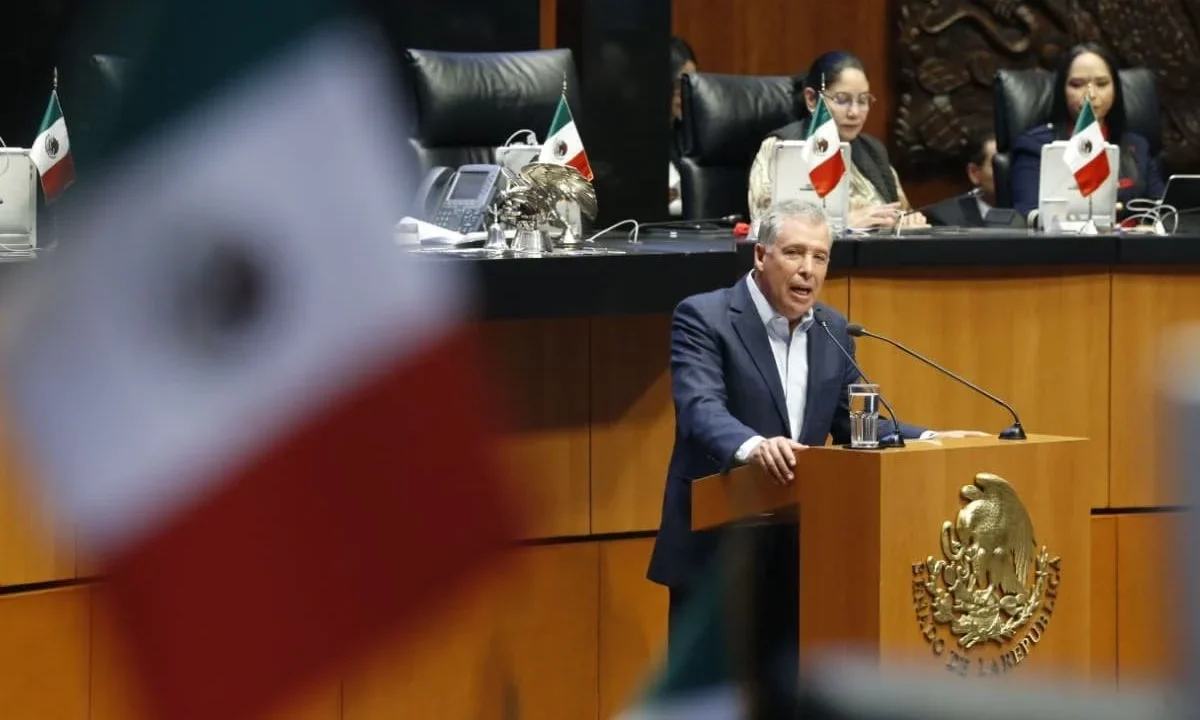 El senador Miguel Márquez presentó ante el pleno una propuesta para garantizar espacio a futbolistas mexicanos y regresar el ascenso.