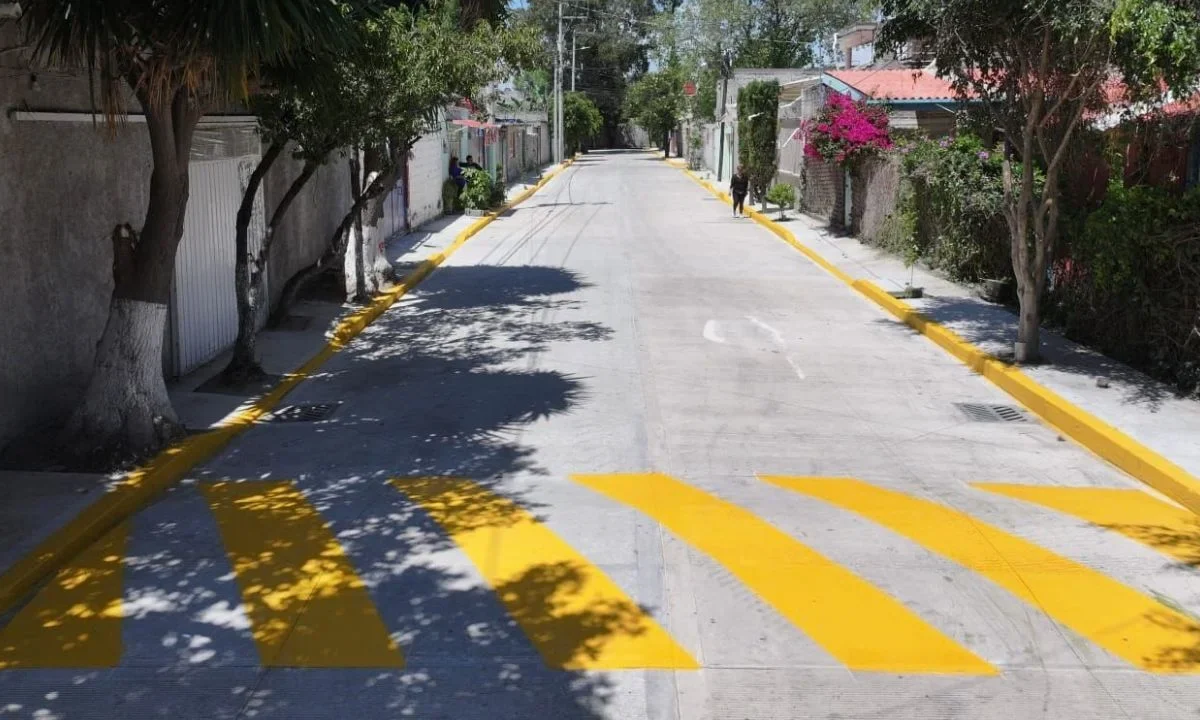 La alcaldesa de Ecatepec, Azucena Cisneros Coss, entregó la pavimentación con concreto hidráulico en varias calles del municipio.