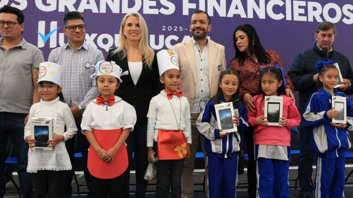 La presidenta municipal de Huixquilucan, Romina Contreras, premió a los ganadores de 'Pequeños Grandes Financieros 2026'.