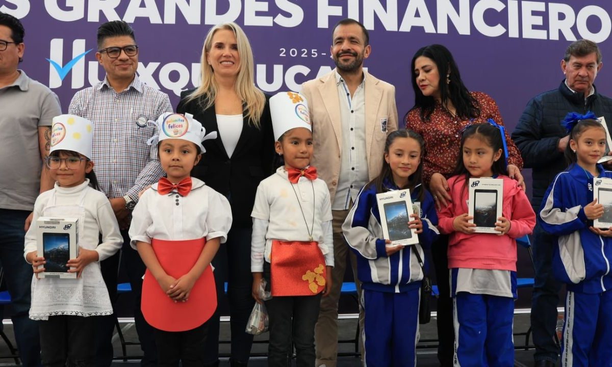 La presidenta municipal de Huixquilucan, Romina Contreras, premió a los ganadores de 'Pequeños Grandes Financieros 2026'.