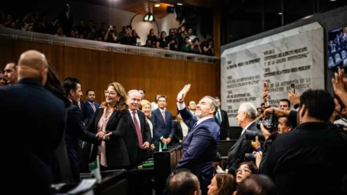 Adrián de la Garza fue recibido en el Congreso de Nuevo León con aplausos y gritos de “¡gobernador!”.
