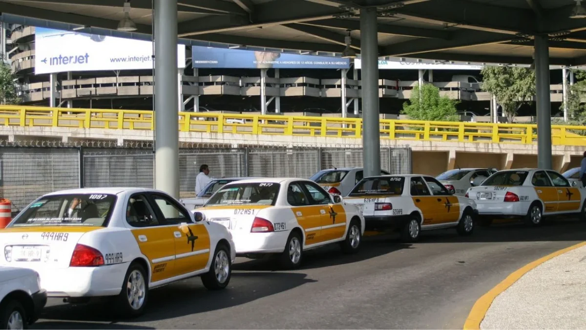 Permisionarios de taxis en el AICM denunciaron el surgimiento de una mafia de homólogos oportunistas en la terminal aérea.