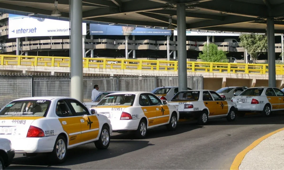 Permisionarios de taxis en el AICM denunciaron el surgimiento de una mafia de homólogos oportunistas en la terminal aérea.