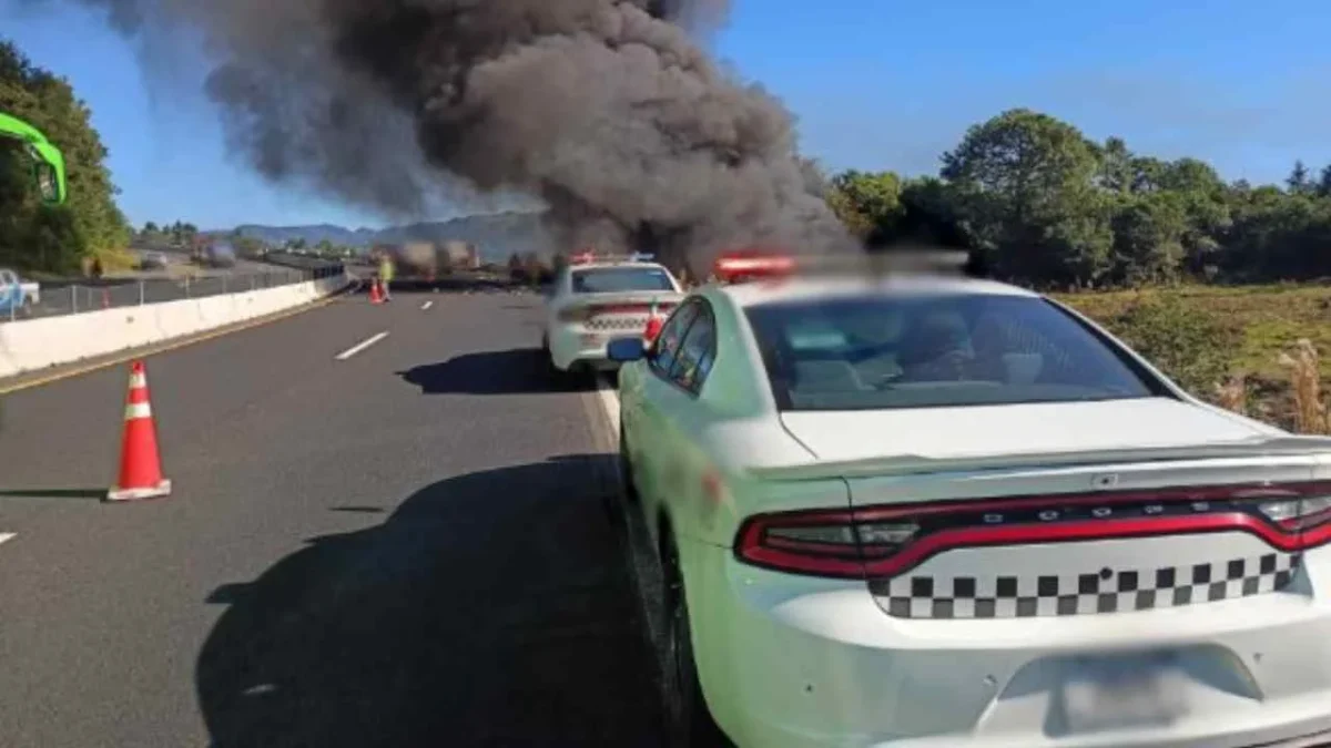 Una pipa cargada con combustible explota en la autopista Xalapa-Perote, en Veracruz.