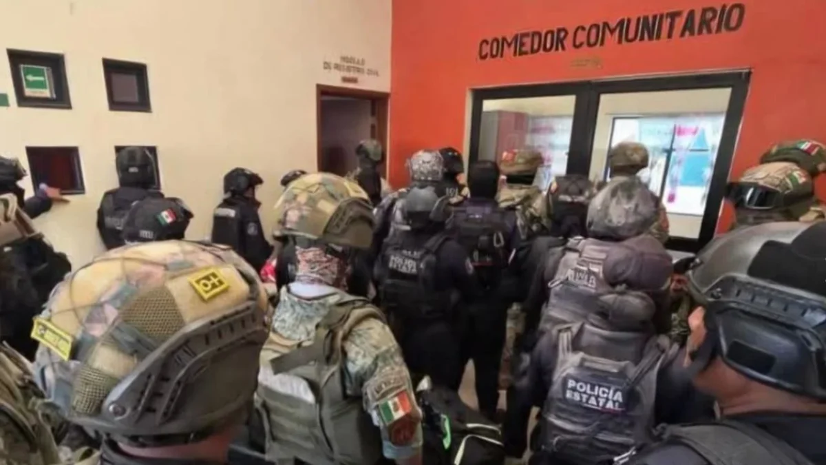 Pobladores del municipio de Quechultenango trasladaron a los agentes de seguridad al gimnasio del pueblo, armados con palos y machetes.