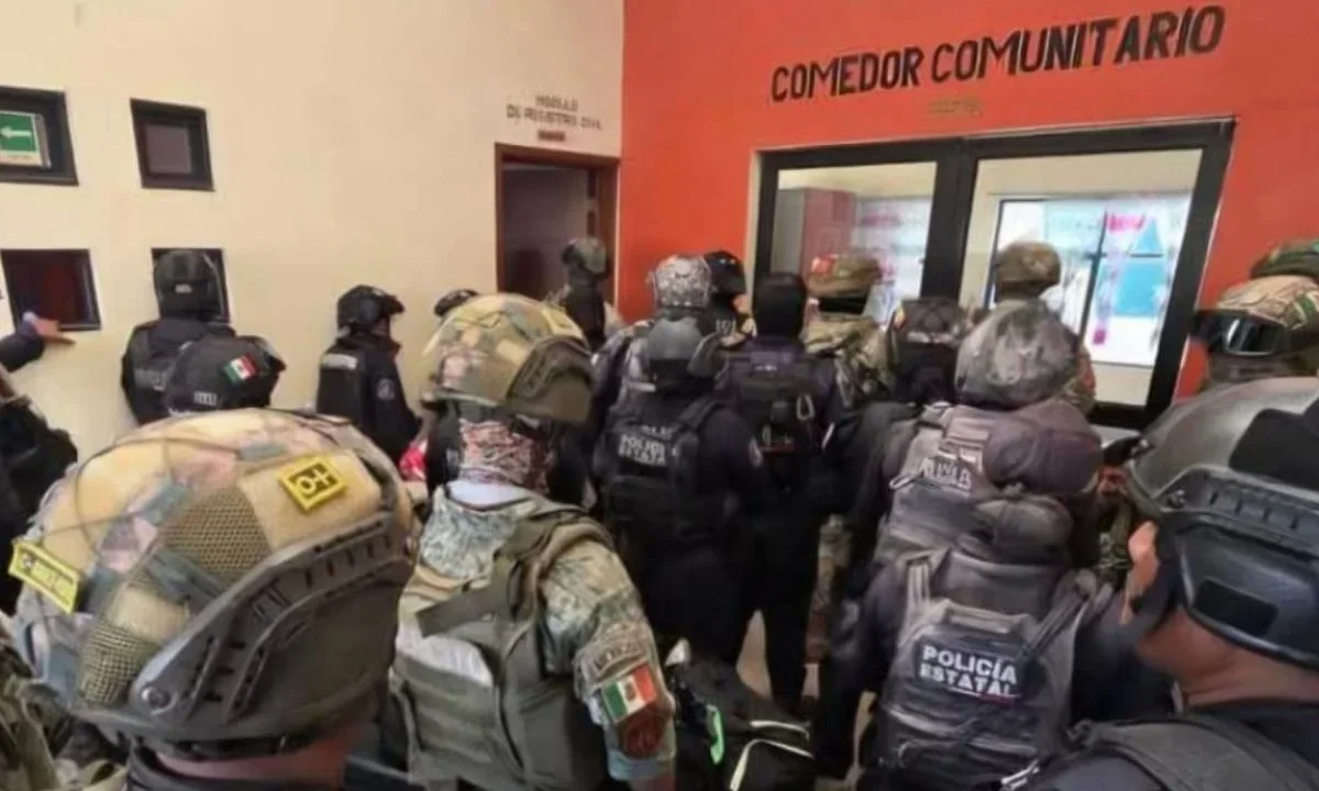 Pobladores del municipio de Quechultenango trasladaron a los agentes de seguridad al gimnasio del pueblo, armados con palos y machetes.