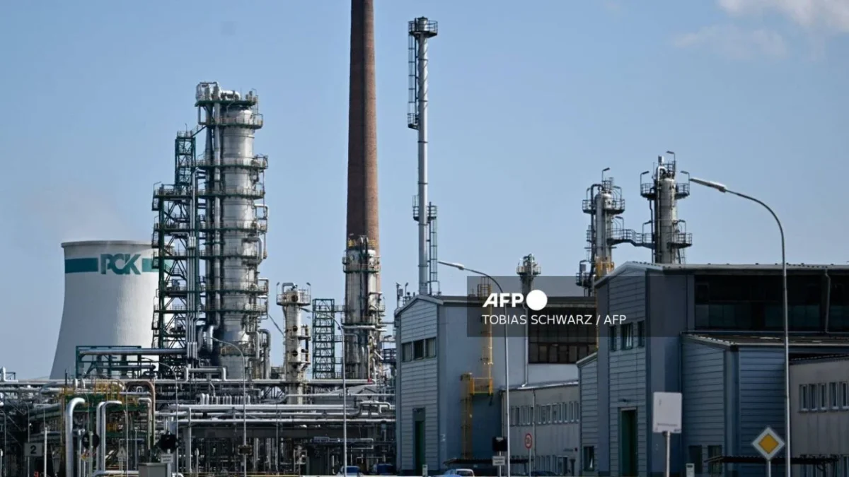 El precio del petróleo subió fuertemente entre temores de que el conflicto de Oriente Medio interrumpa el suministro energético global.