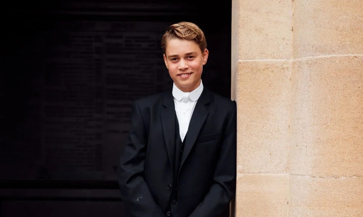 El príncipe George de Inglaterra comenzó sus estudios en el prestigioso colegio privado Eton College, donde llegó acompañado por sus padres.