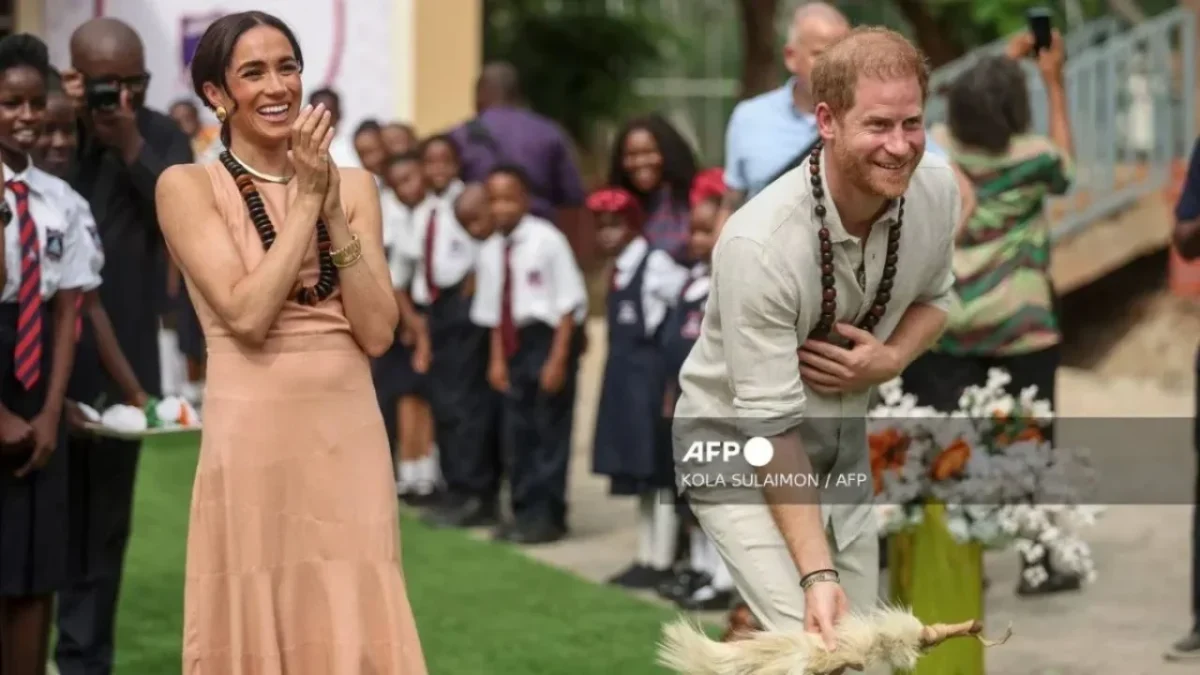 Príncipe Harry y su esposa Meghan no son considerados ‘miembros activos de la familia real’, indicó la carta del rey Carlos III.