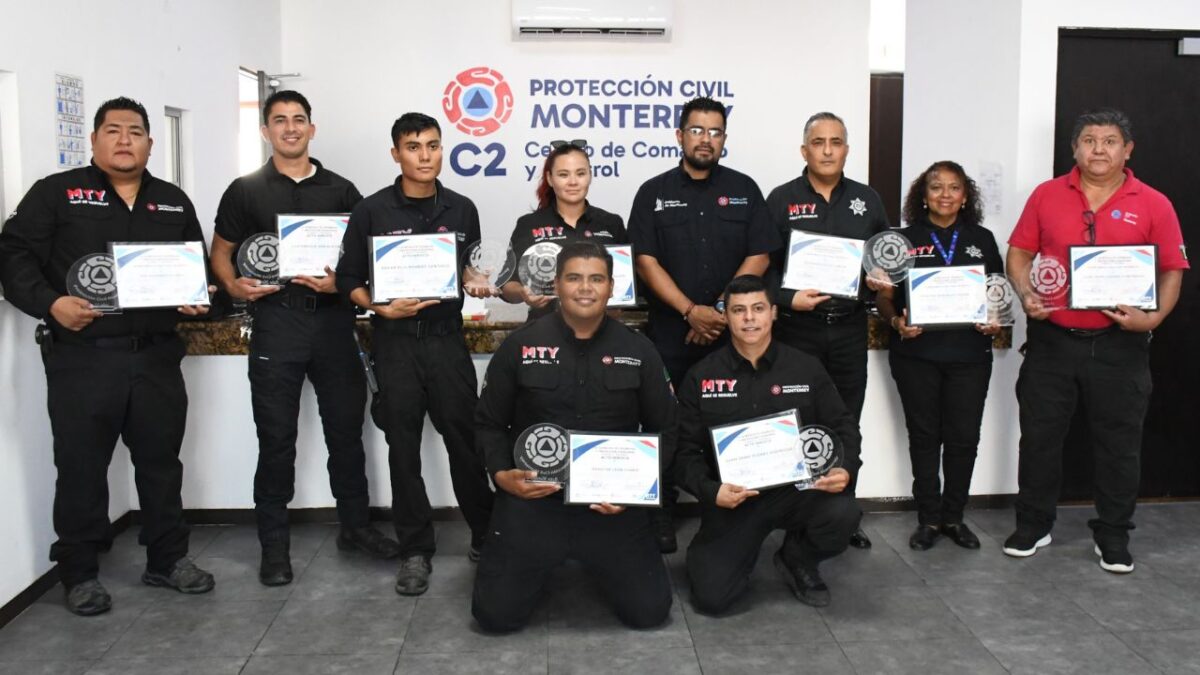 El Gobierno de Monterrey entregó reconocimientos al personal de la Dirección de Protección Civil del municipio.
