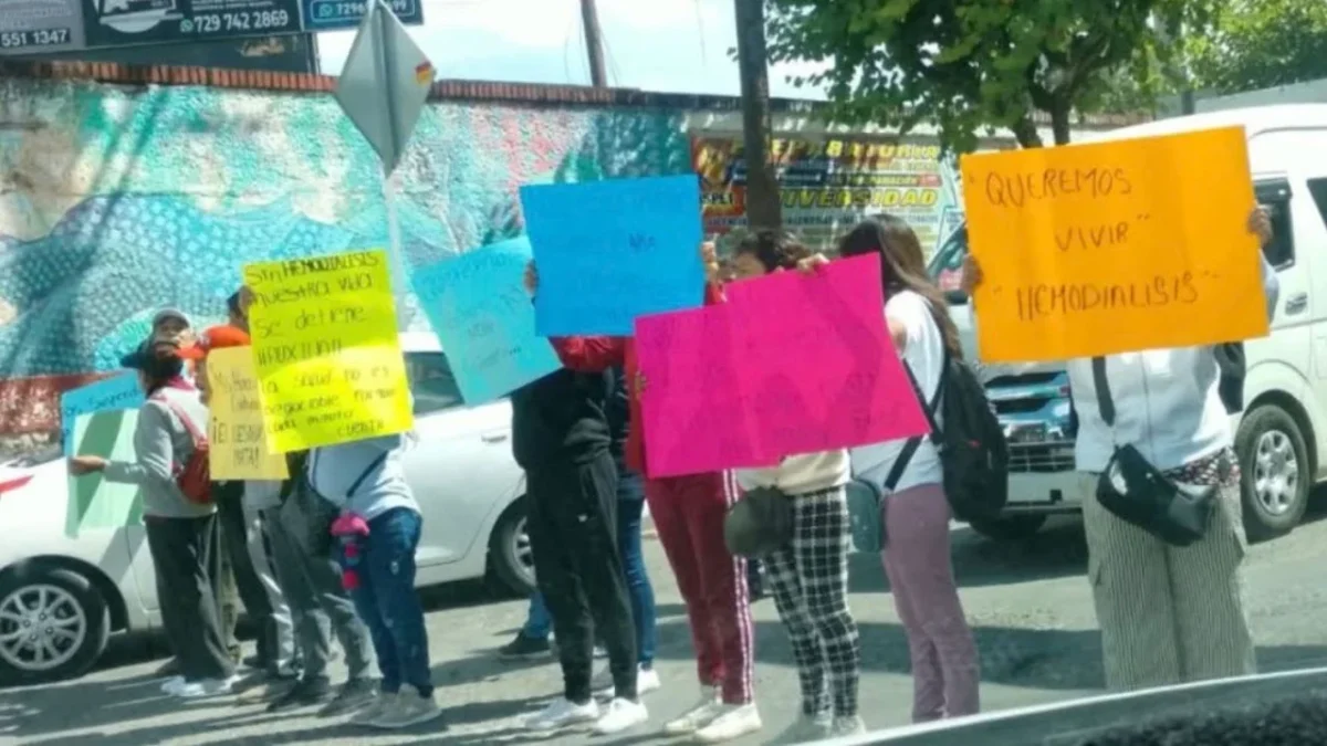 Pacientes y sus familiares se manifestaron en 7 municipios del Estado de México, para exigir el restablecimiento de hemodiálisis.