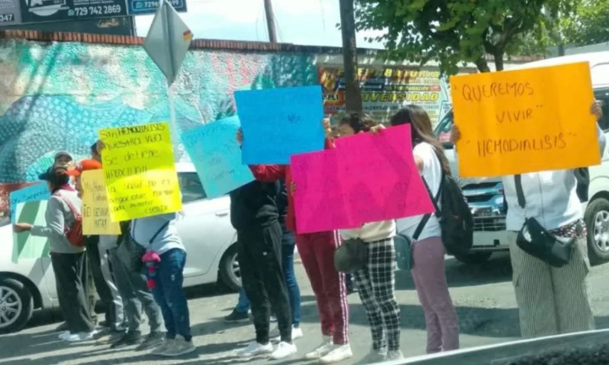 Pacientes y sus familiares se manifestaron en 7 municipios del Estado de México, para exigir el restablecimiento de hemodiálisis.