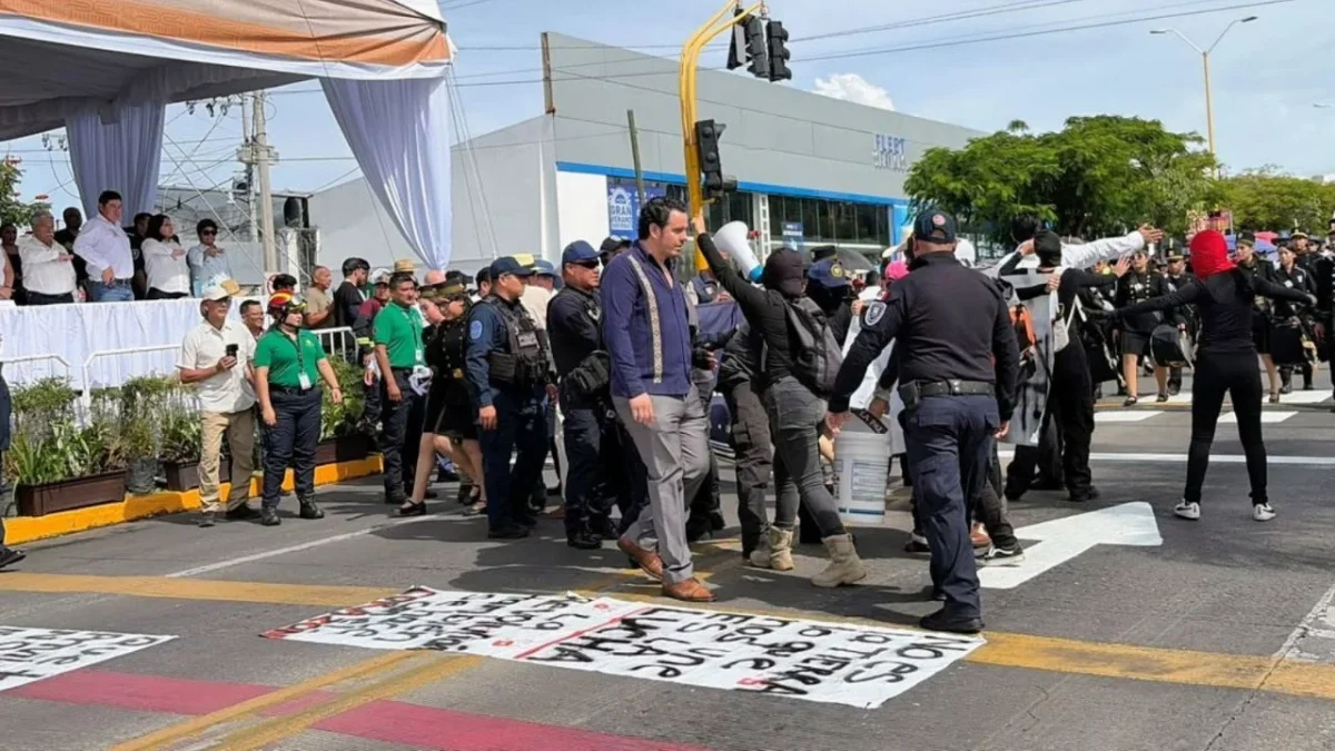 Jóvenes interrumpieron el desfile cívico-militar en Morelos para protestar por los asesinatos de los alumnos de la UAEM.