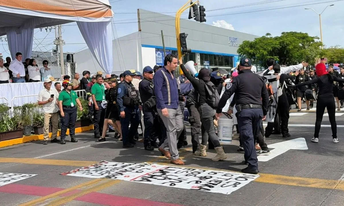 Jóvenes interrumpieron el desfile cívico-militar en Morelos para protestar por los asesinatos de los alumnos de la UAEM.