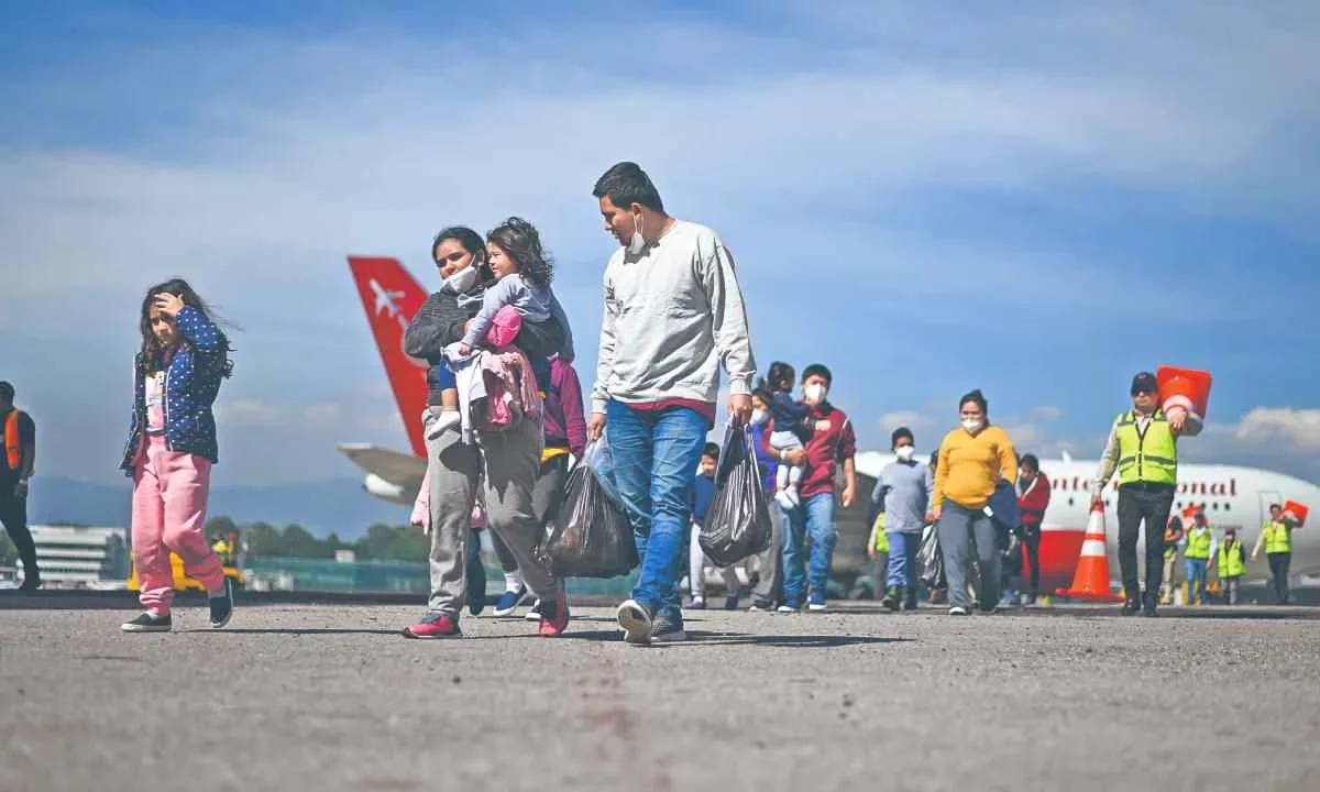 Los Estados Unidos rastreará a deportados en México por multas.