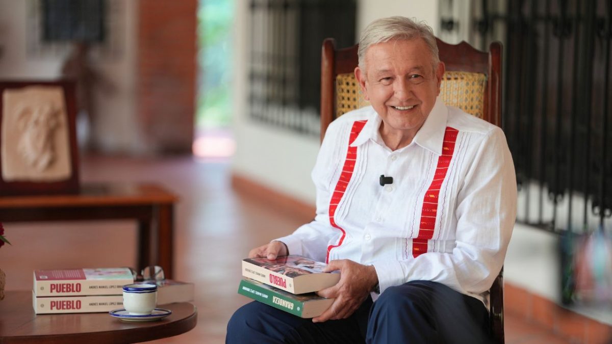 A través de las redes sociales, el expresidente Andrés Manuel López Obrador (AMLO) reapareció para presentar su libro: Pueblo.