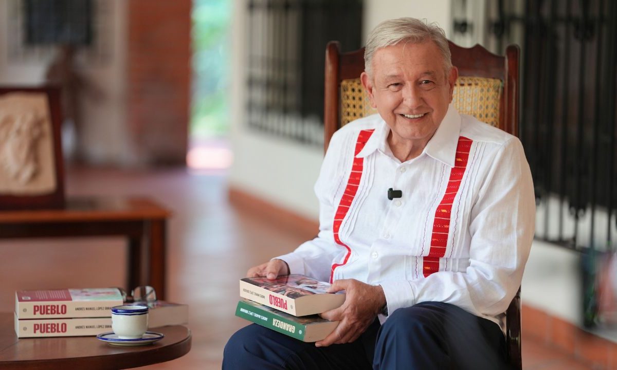 A través de las redes sociales, el expresidente Andrés Manuel López Obrador (AMLO) reapareció para presentar su libro: Pueblo.
