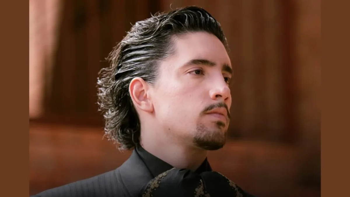 El cantante Alex Fernández canceló su presentación en la ceremonia del Grito en Culiacán por emergencia médica y su equipo reveló la causa.