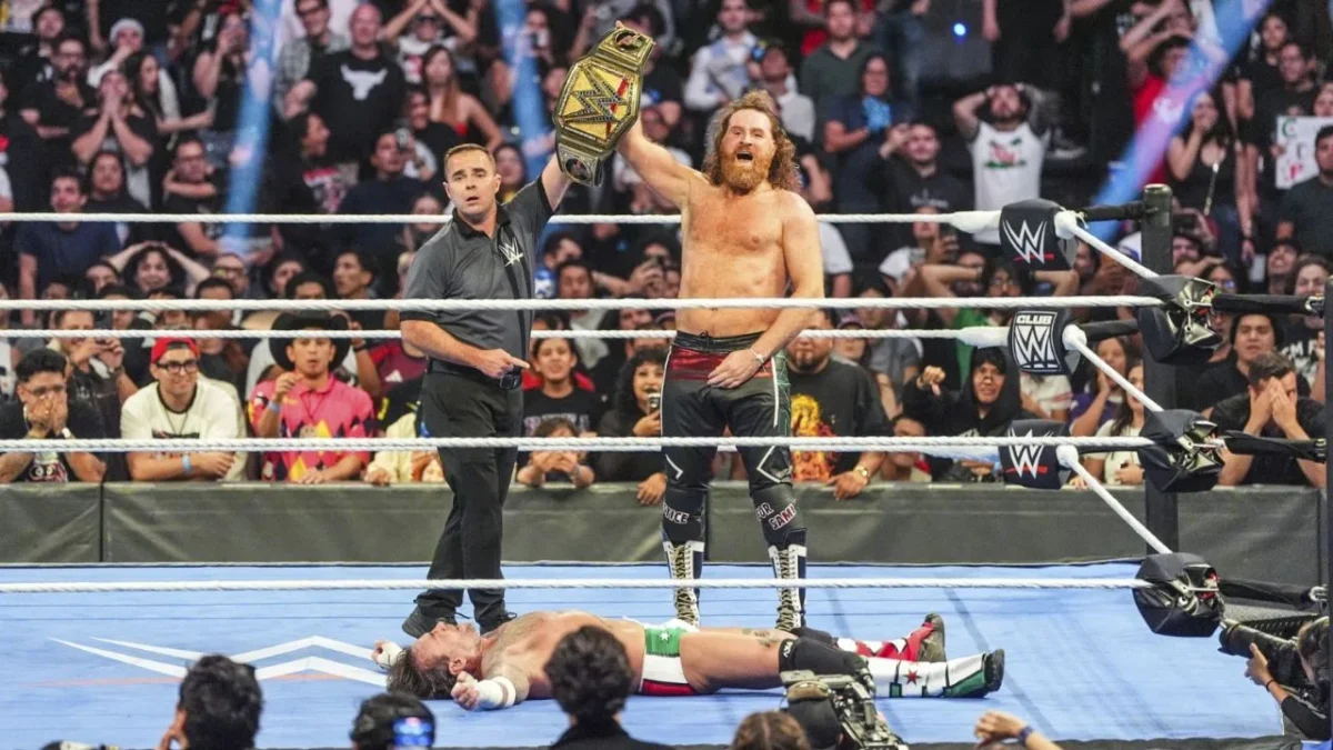 De manera sorpresiva, Sami Zayn se coronó campeón en México y así le arrebató el Campeonato Indiscutido de la WWE a CM Punk en la Arena CDMX.