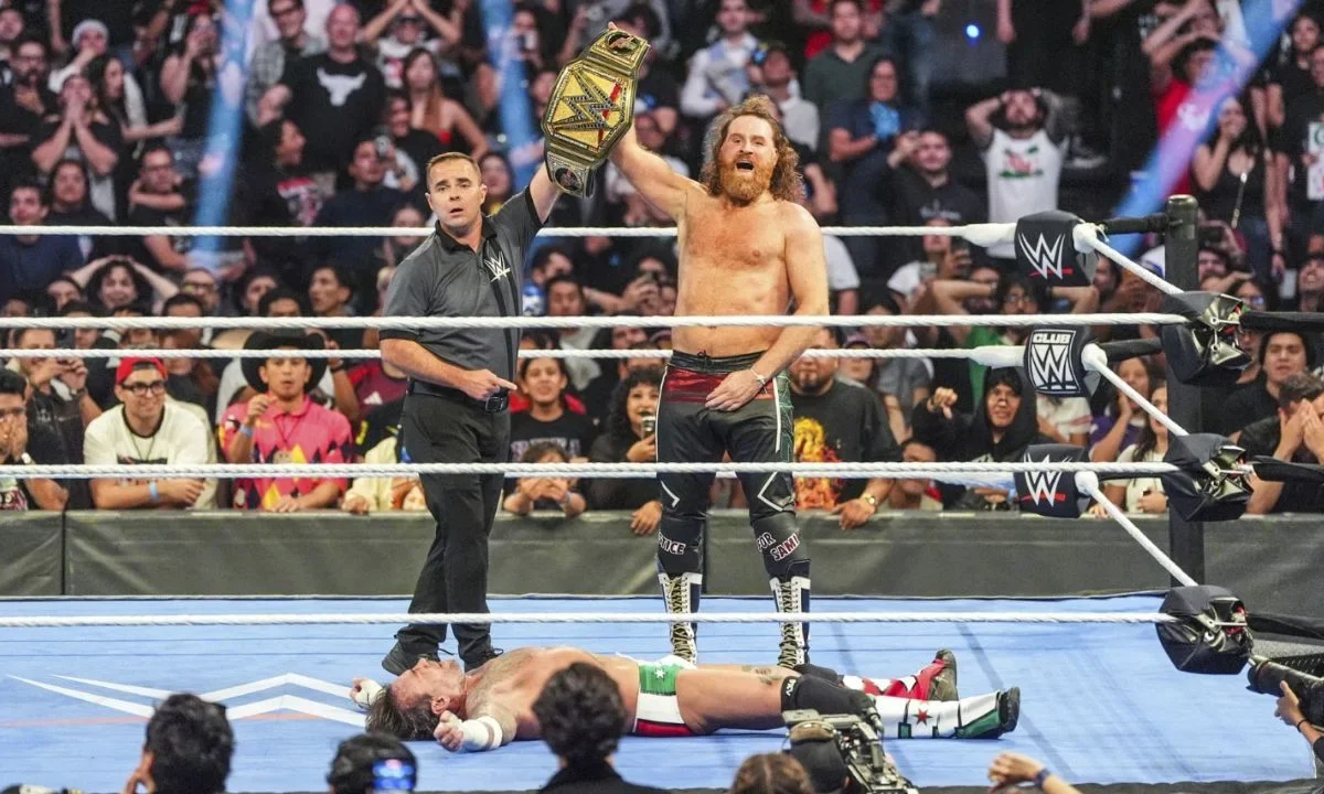 De manera sorpresiva, Sami Zayn se coronó campeón en México y así le arrebató el Campeonato Indiscutido de la WWE a CM Punk en la Arena CDMX.