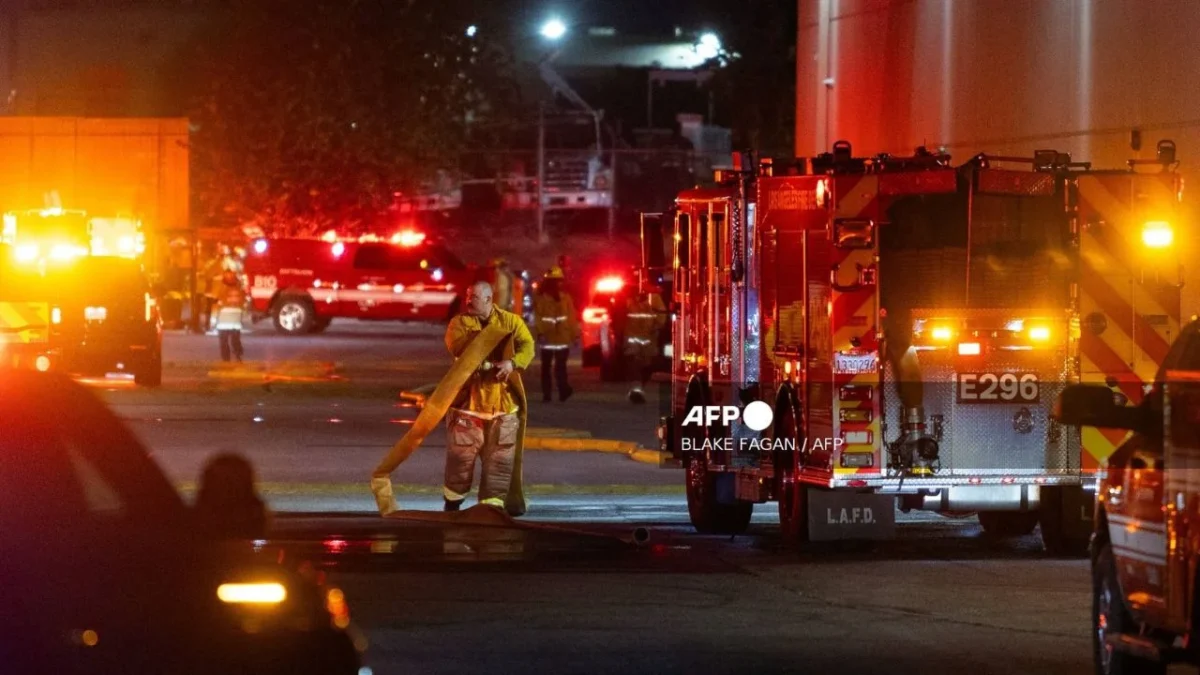 Un helicóptero de noticias que cubría un accidente de tráfico se estrelló sobre un barrio de Los Ángeles, hay 3 muertos.