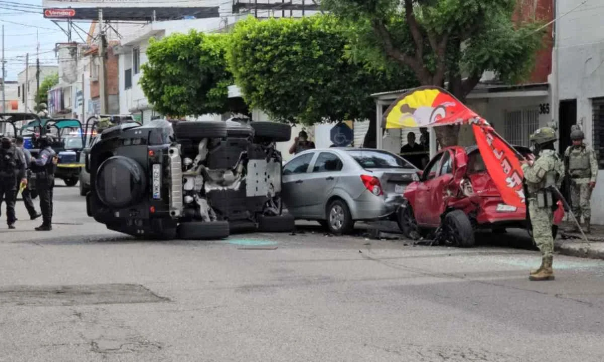Se registra despojo de auto que derivó en una persecución y en un tiroteo en Culiacán, Sinaloa.