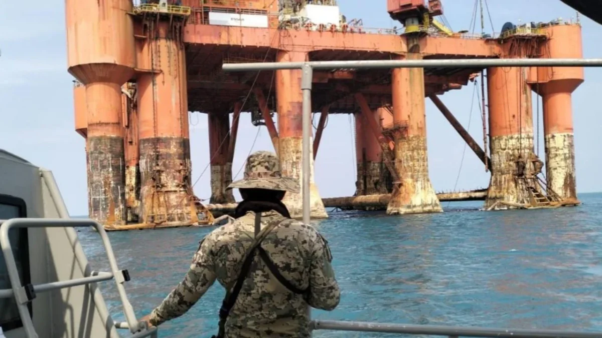 Personal de la Semar trabaja con Pemex para contener y recuperar el hidrocarburo en el Golfo de México, mientras vigilan trayectoria.