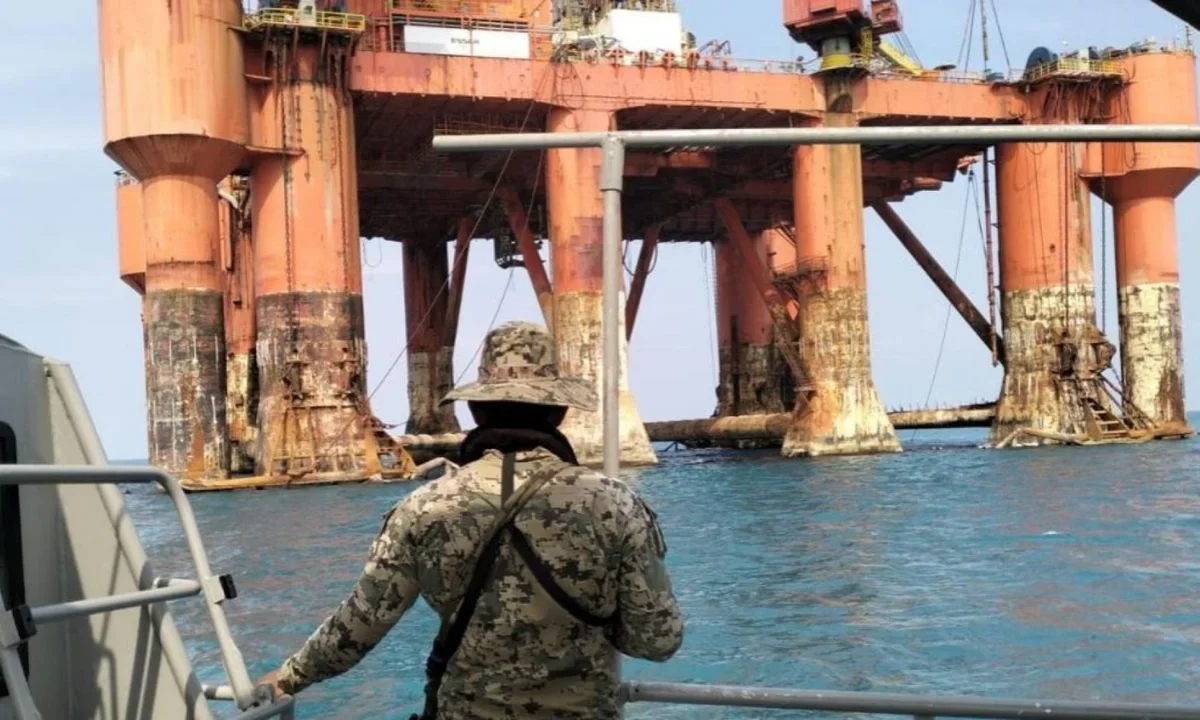Personal de la Semar trabaja con Pemex para contener y recuperar el hidrocarburo en el Golfo de México, mientras vigilan trayectoria.