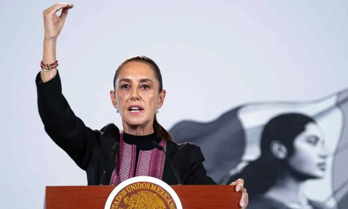 Claudia Sheinbaum acusa a gobiernos neoliberales de inventar 'patrañas' para que la gente no viviera bien.