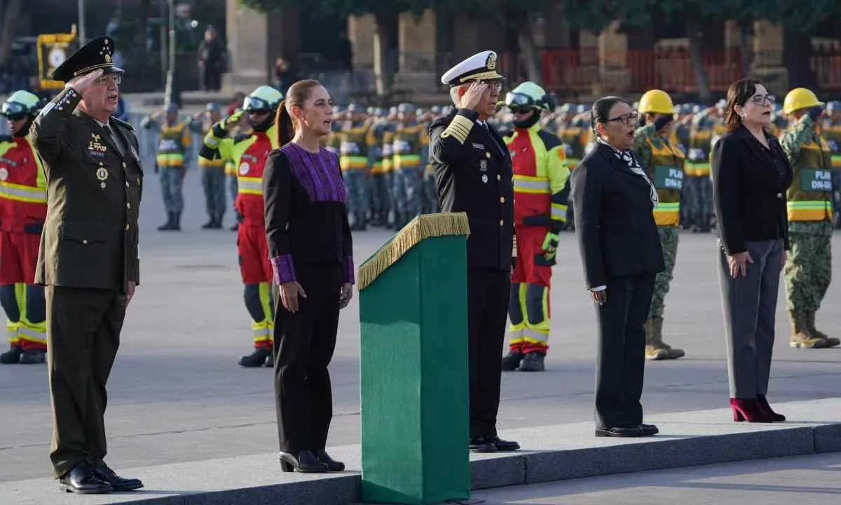 La presidenta de México, Claudia Sheinbaum, honra la memoria de las víctimas de los sismos ocurridos en 2017 y 1985. 