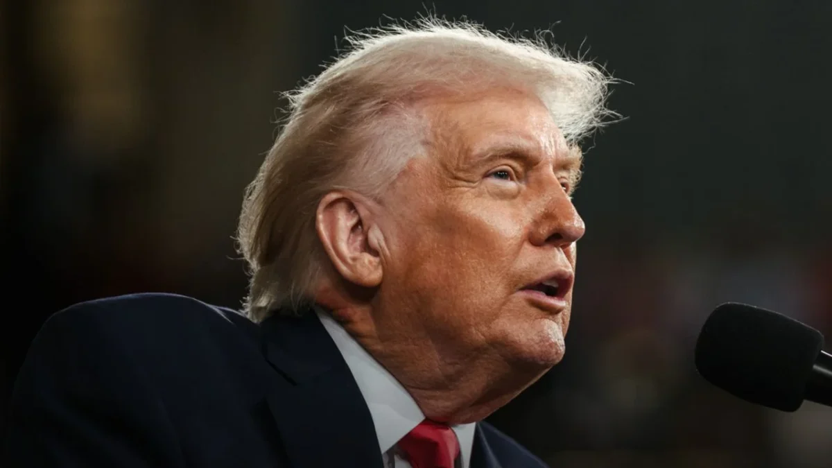 El presidente Donald Trump prometió 5 mil dólares a cada adulto estadounidense si los republicanos toman el control del Congreso.