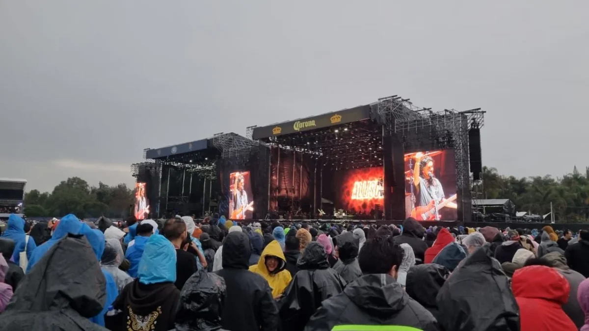 La lluvia no detiene la fiesta en la primera edición del Vans Warped Tour México que se realiza este sábado en el Autódromo Hnz. Rodríguez.