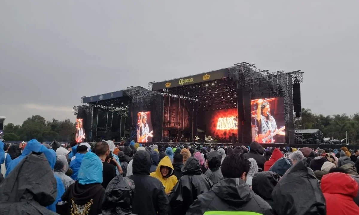 La lluvia no detiene la fiesta en la primera edición del Vans Warped Tour México que se realiza este sábado en el Autódromo Hnz. Rodríguez.