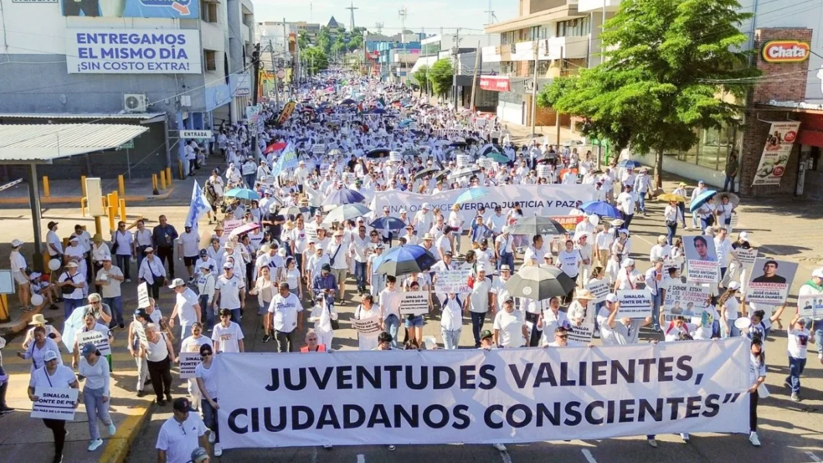 'Sinaloa, ponte de pie', 'queremos justicia' y 'queremos paz', las consignas de miles de personas que volvieron a tomar calles de Culiacán.