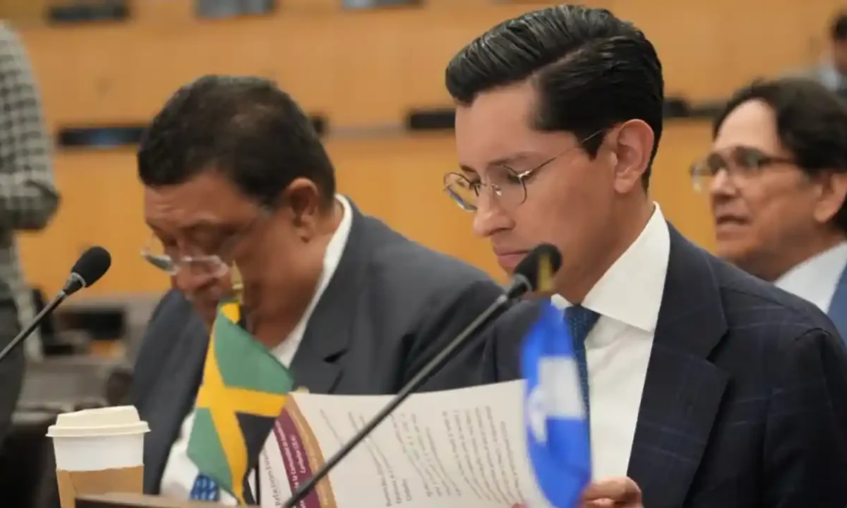 sistema latinoamericano Roberto Velasco