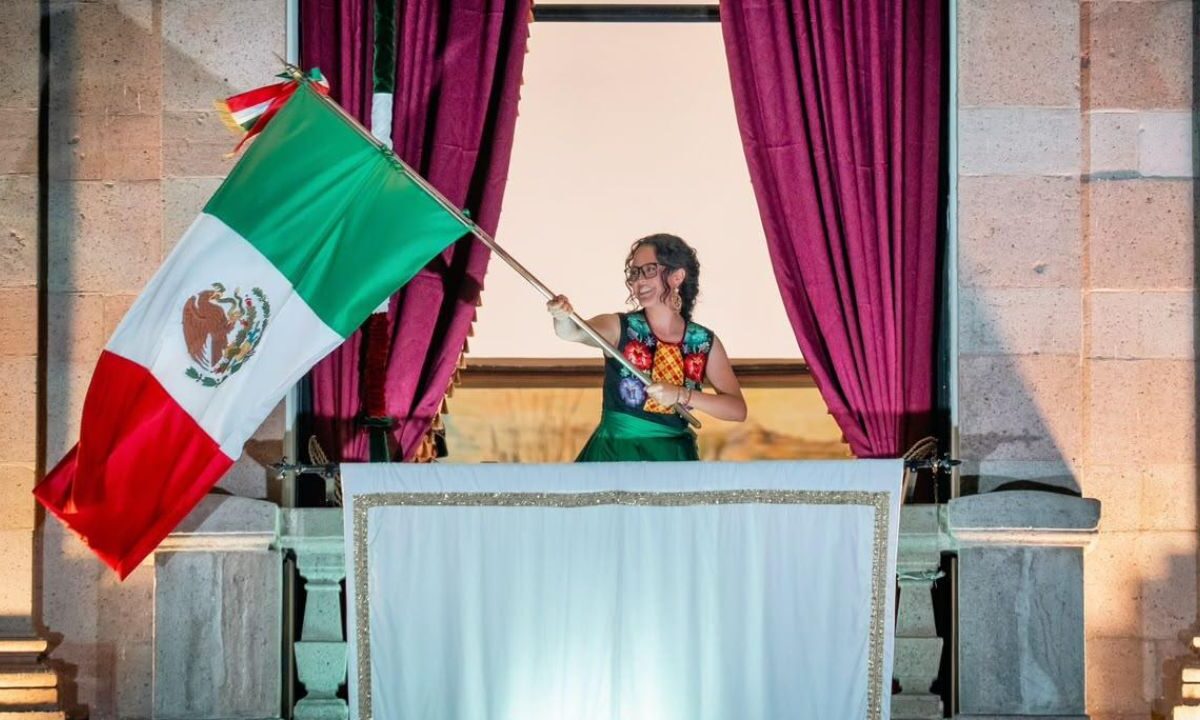 La alcaldesa Gaby Osorio encabezó la conmemoración por el 216 aniversario del inicio de la Independencia de México.